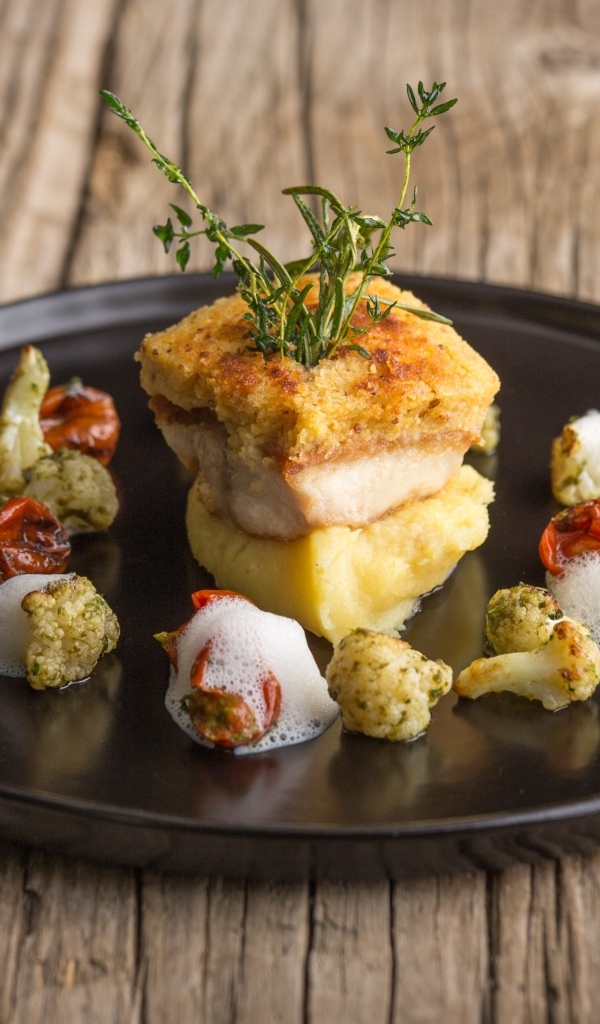 Рыба с овощами на тарелке