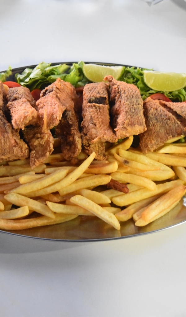 Жареная рыба с картофелем фри и салатом