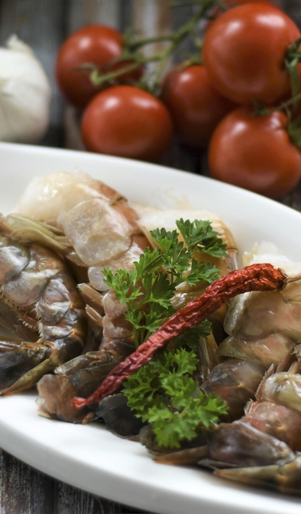 Сырые королевские креветки  на тарелке