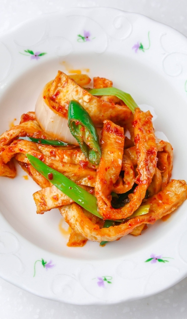 Острая рыба кусочками на тарелке