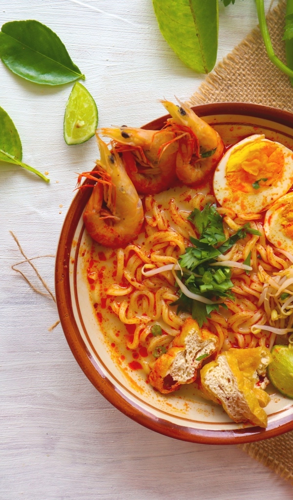 Вермишель с морепродуктами и яйцами