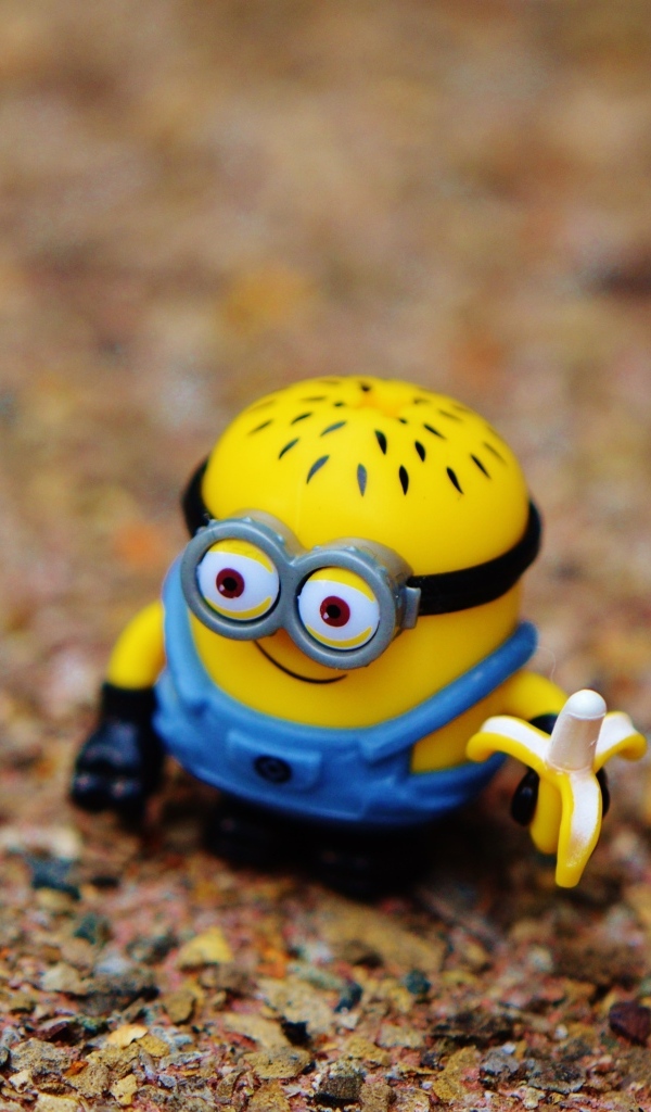 Фигурка миньон на земле