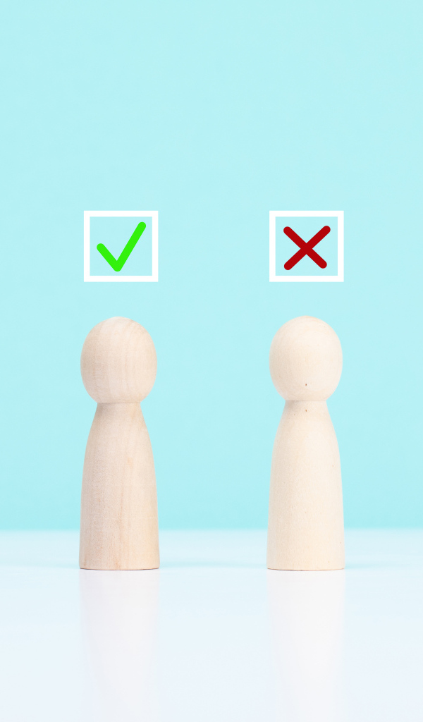 Две кегли с правом выбора на голубом фоне