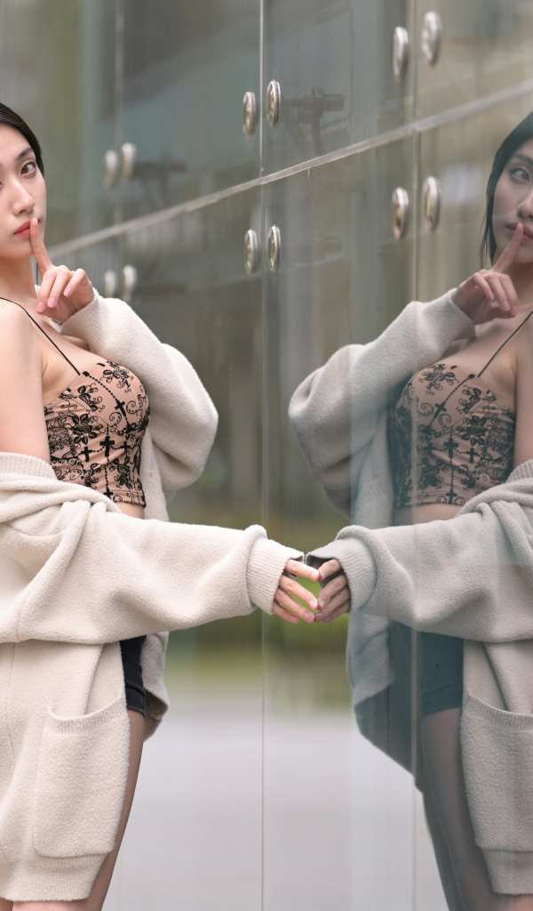 Девушка азиатка просит помолчать