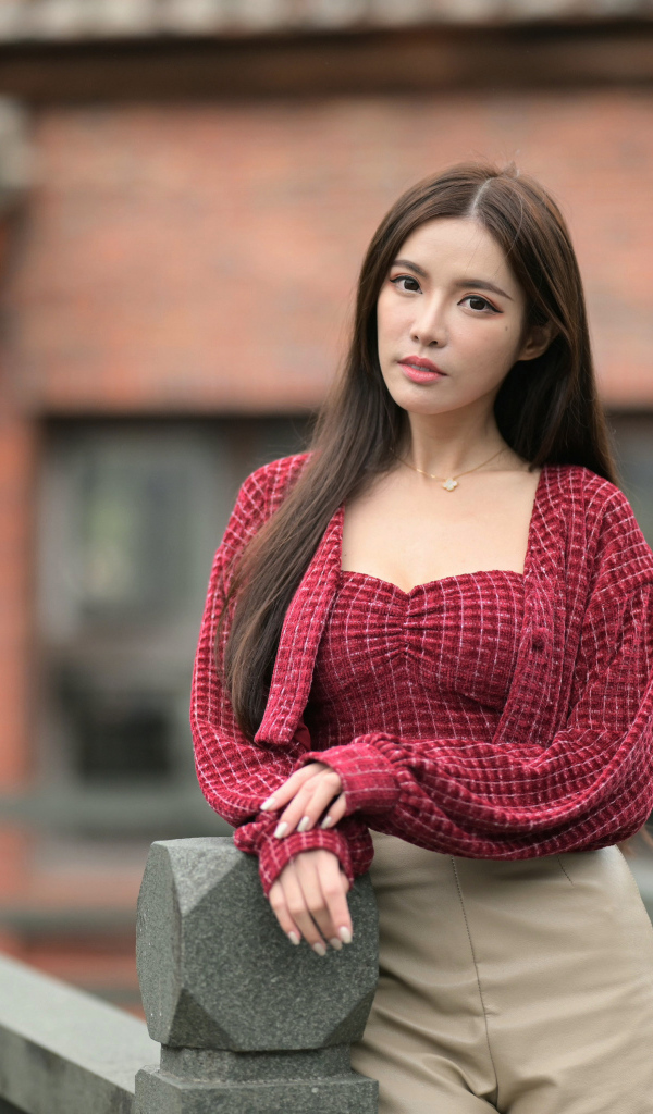 Девушка азиатка в красной кофте