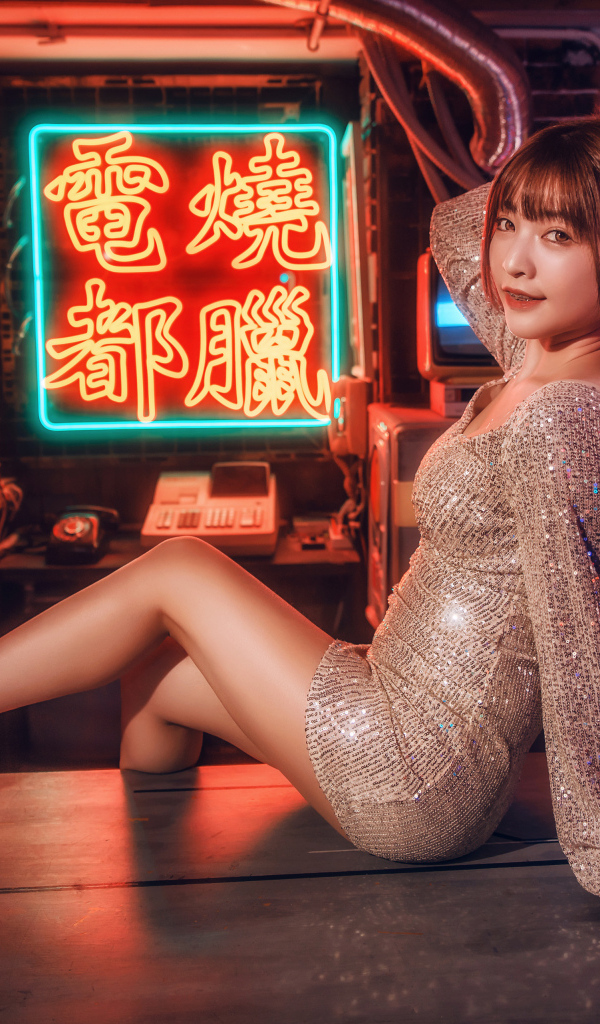 Девушка азиатка в блестящем платье в клубе