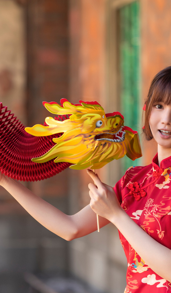 Девушка азиатка с бумажным драконом