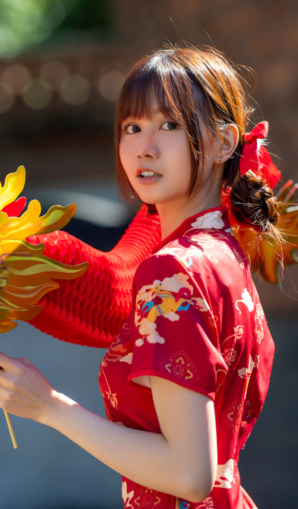 Азиатка в красном платье с бумажным драконом