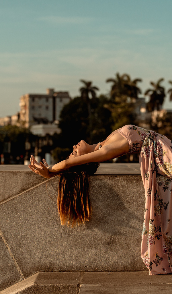 Девушка балерина в платье греется на солнце