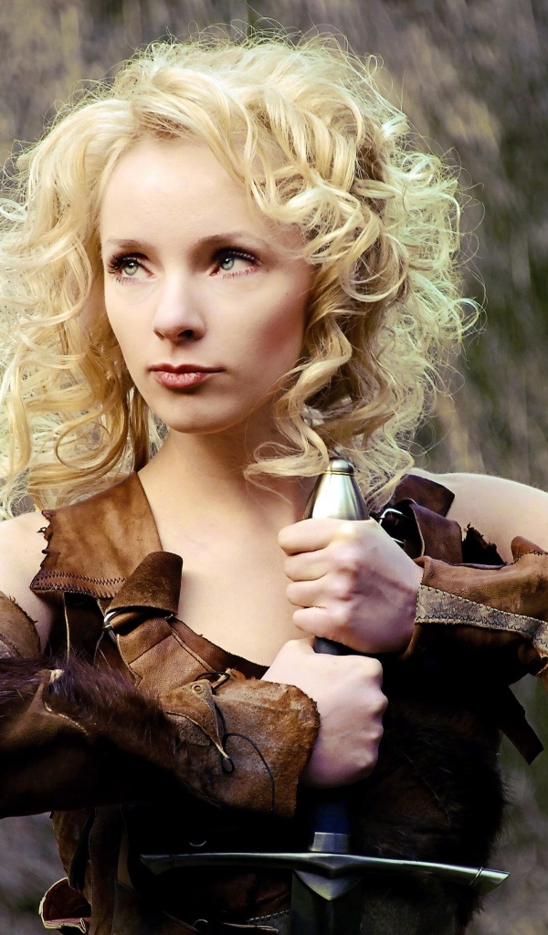 Красивая блондинка с мечом в руках