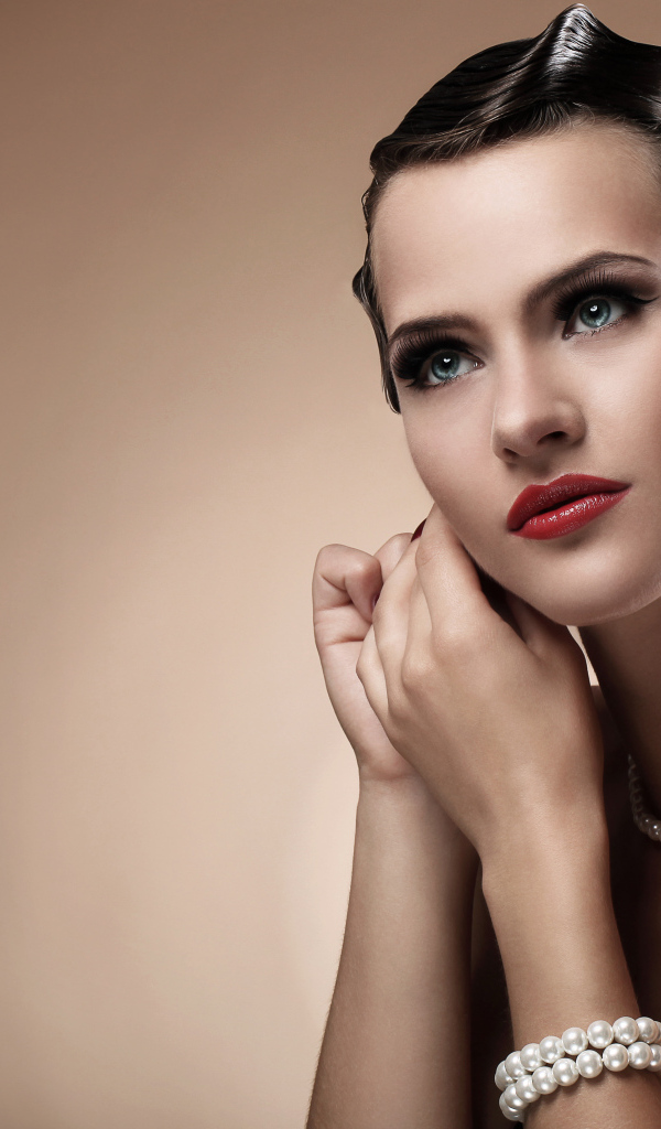 Красивая голубоглазая девушка модель с украшениями из жемчуга