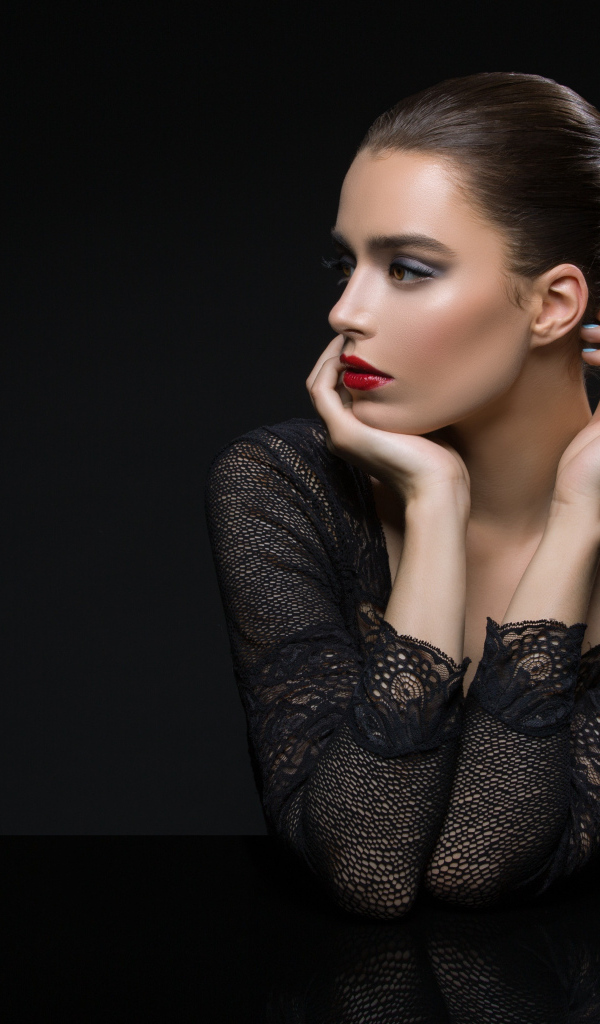 Красивая брюнетка с макияжем вид сбоку
