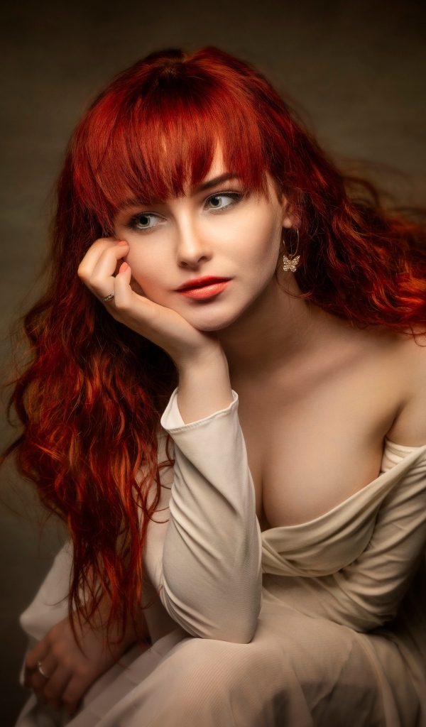 Красивая нежная рыжеволосая девушка