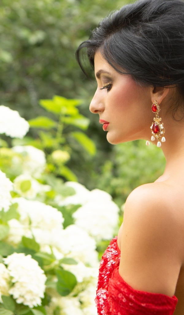 Красивая девушка у белых цветов гортензии