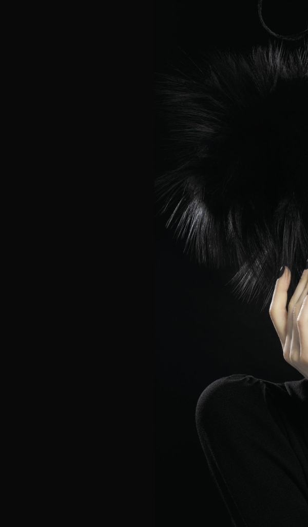 Красивая девушка с прической на черном фоне