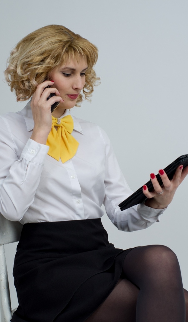 Деловая женщина в костюме на сером фоне