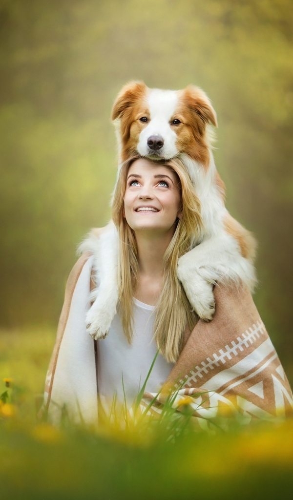 Милая девушка с собакой на голове