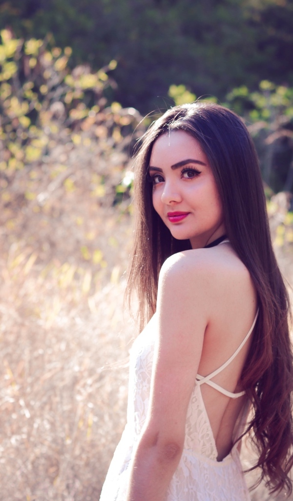 Милая длинноволосая девушка на поле 