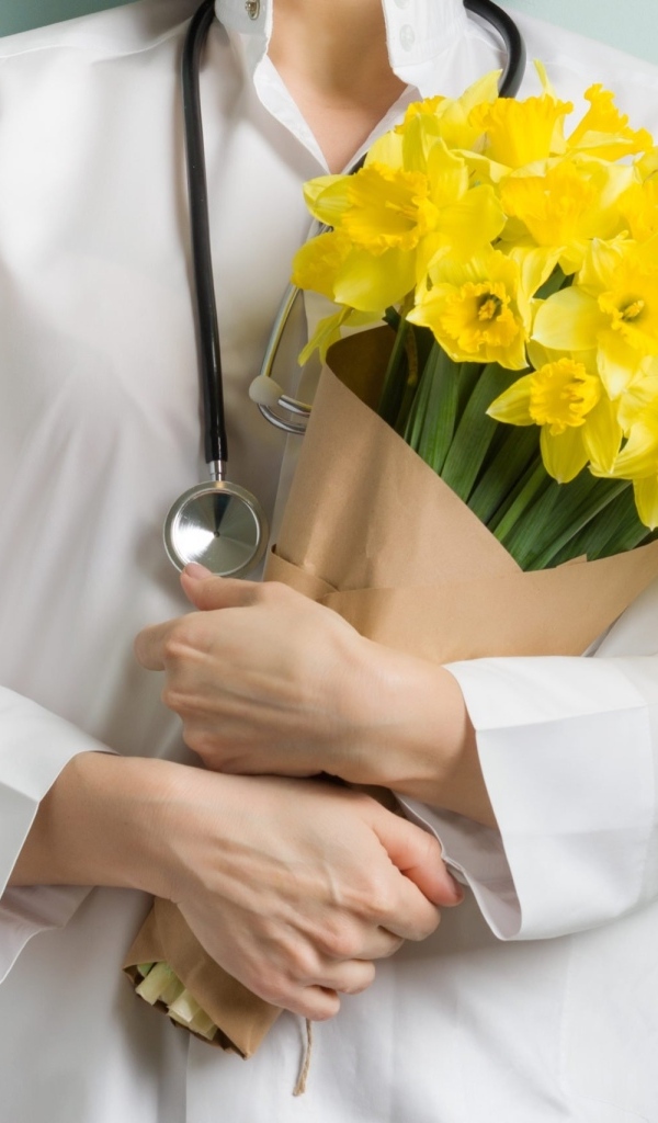 Доктор в букетом нарциссов  в руках