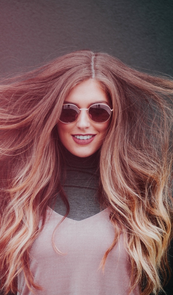 Девушка в солнечных очках распустила волосы