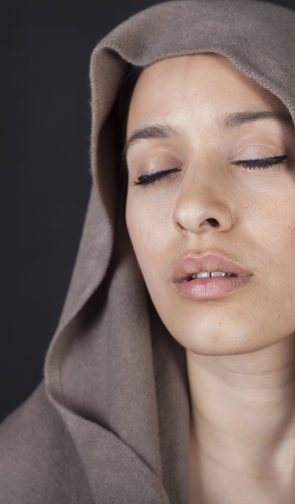 Девушка с закрытыми глазами с покрытой головой