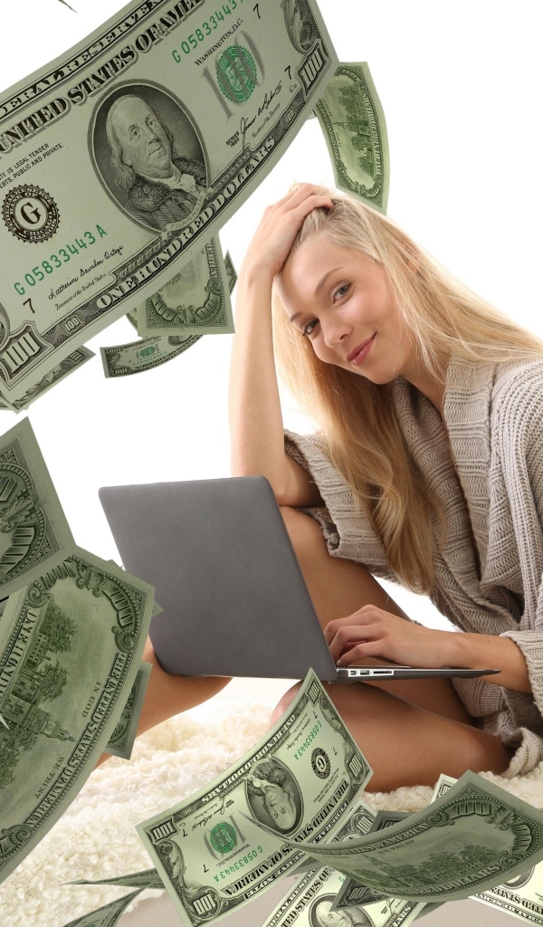 Девушка с ноутбуком в деньгах 