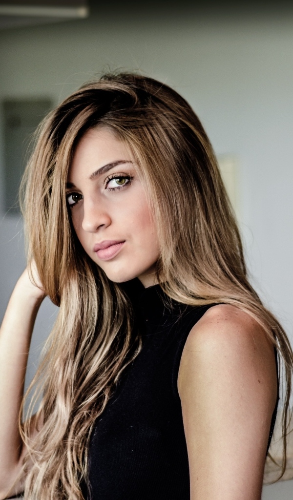 Зеленоглазая девушка в черном