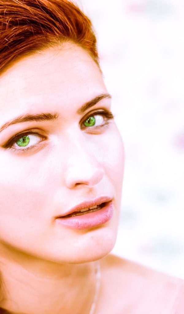 Зеленоглазая рыжеволосая девушка крупным планом