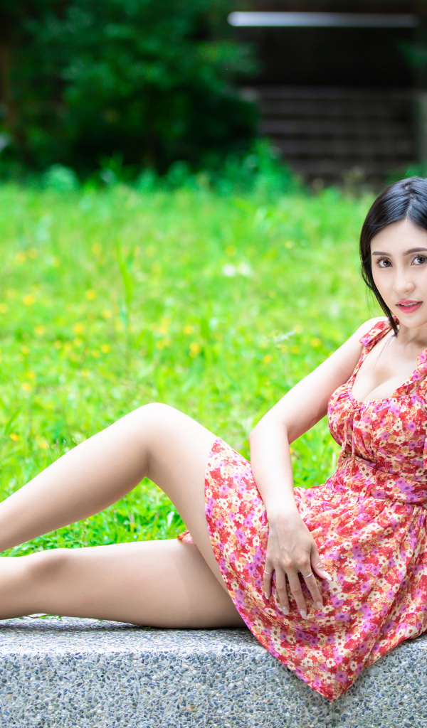 Длинноволосая азиатка в платье с белыми туфлями на ногах