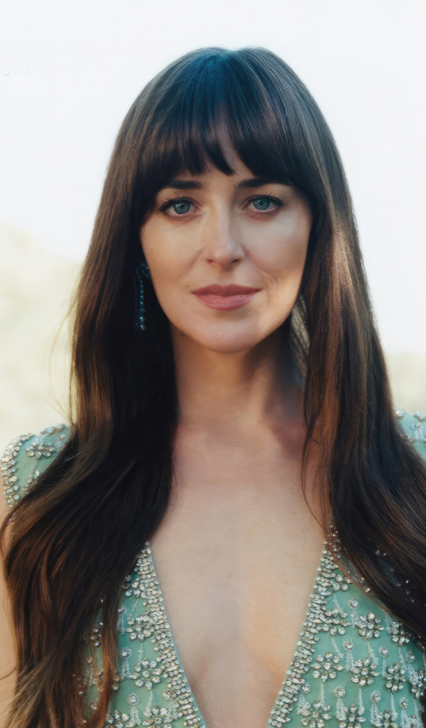 Длинноволосая шатенка актриса Дакота Джонсон крупным планом