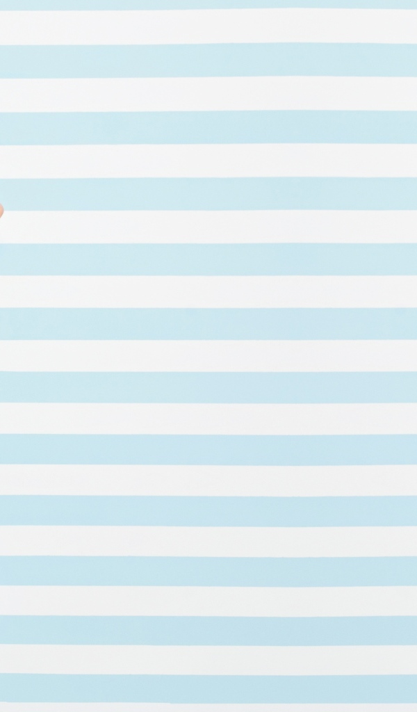 Современная девушка в очках на полосатом фоне