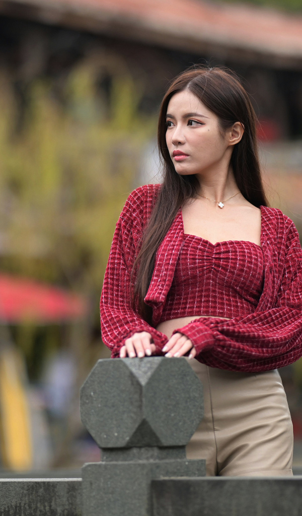 Грустная азиатка в красной блузке