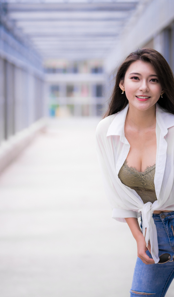 Улыбающаяся азиатка в белой рубашке