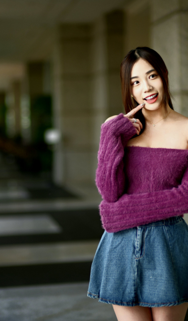 Улыбающаяся азиатка в короткой юбке у дома