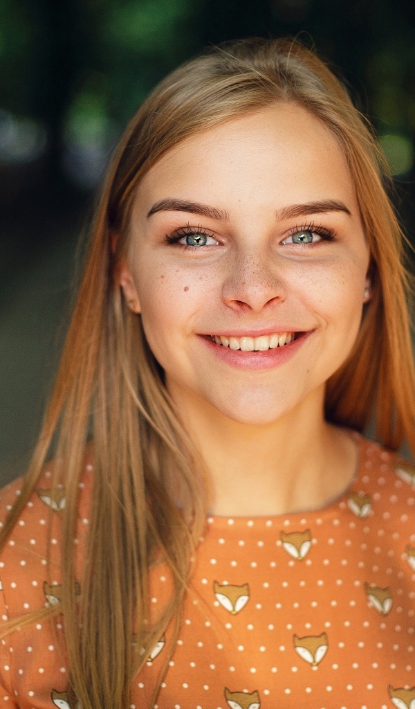 Улыбающаяся милая зеленоглазая девушка