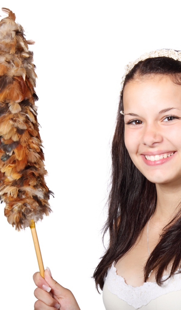 Улыбающаяся девушка убирается в комнате