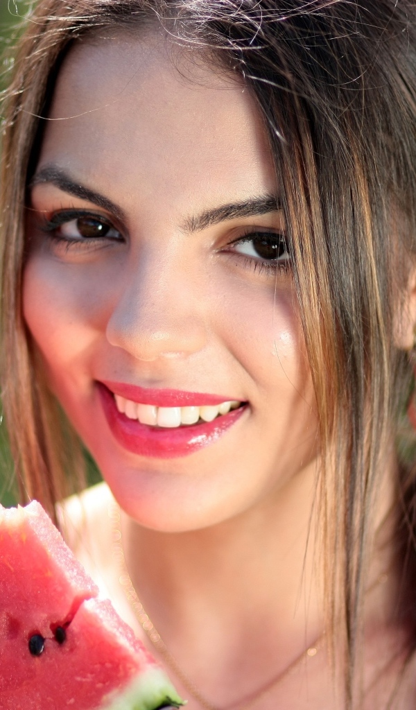 Улыбающаяся девушка с куском арбуза