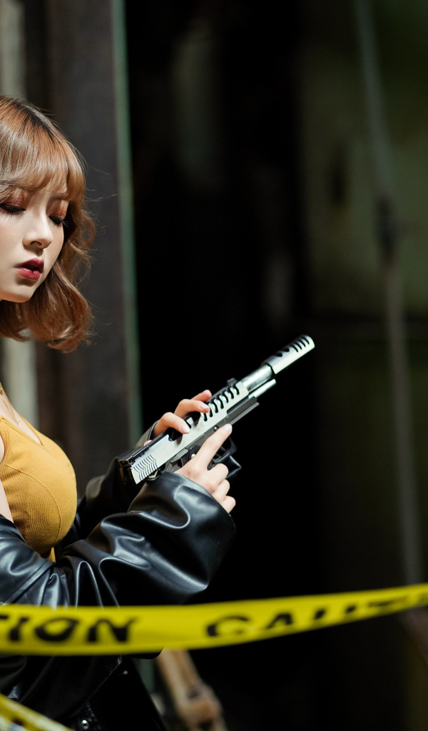Суровая азиатка с пистолетом в руке