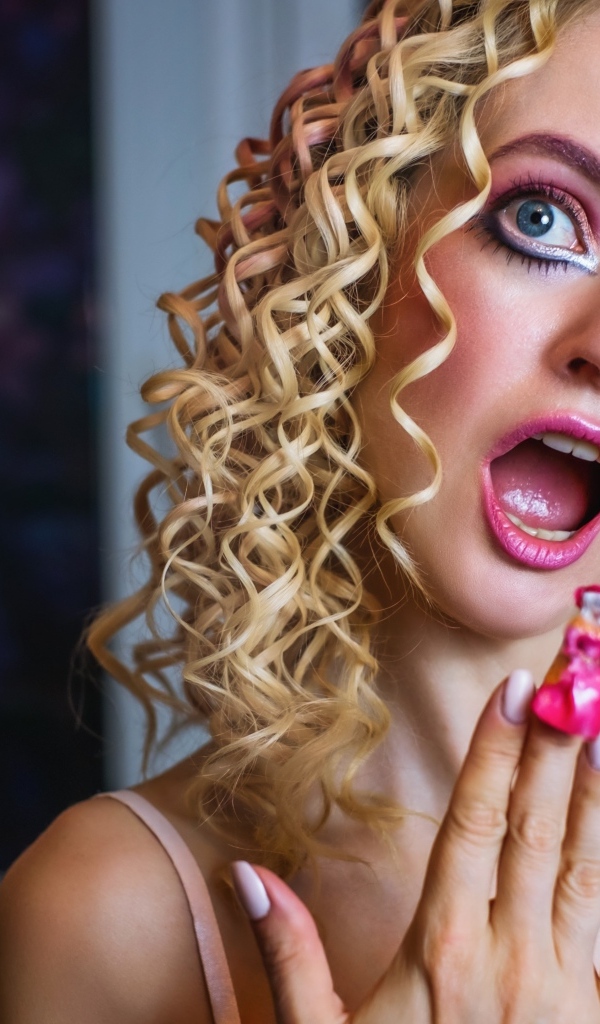 Удивленная девушка блондинка с макияжем куклы