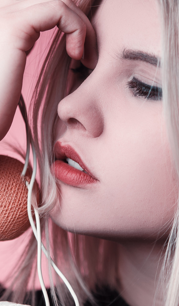 Нежная блондинка с мячиками в руке