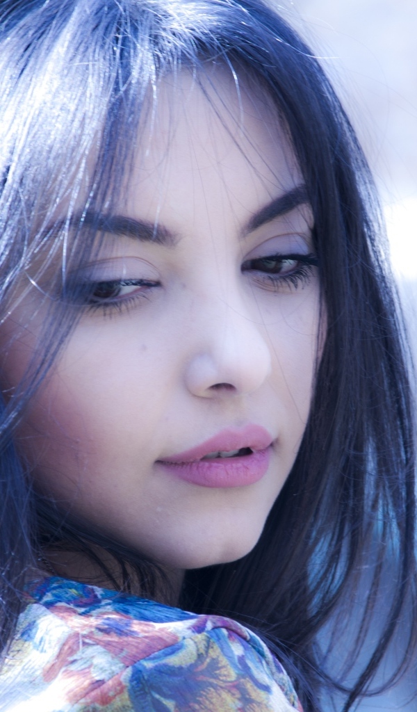 Нежная кареглазая девушка с черными волосами