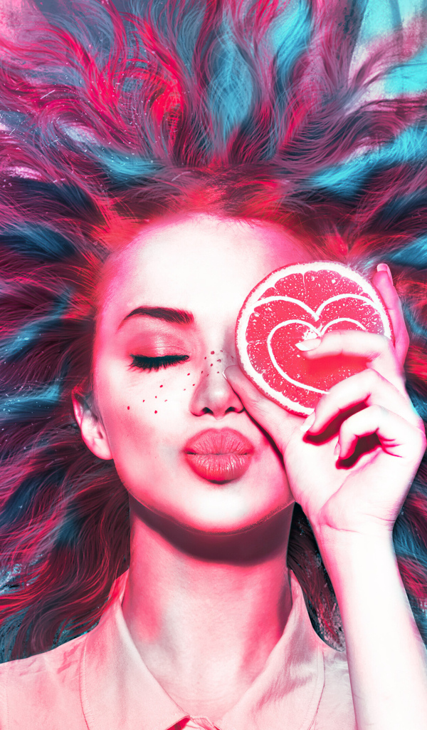 Девушка закрыла глаз кружочком апельсина