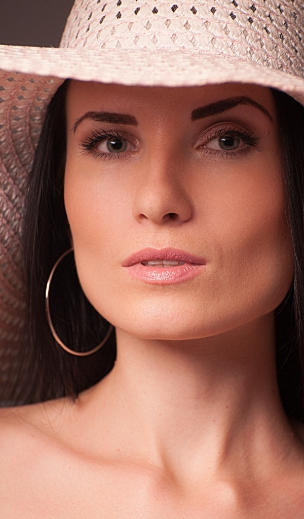 Женщина в большой розовой шляпе