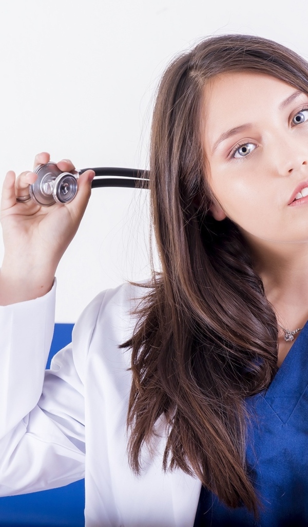 Молодая девушка доктор с фонендоскопом