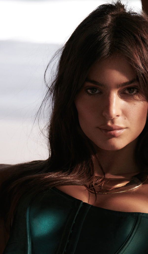 Американская модель Эмили Ратаковски держит волосы