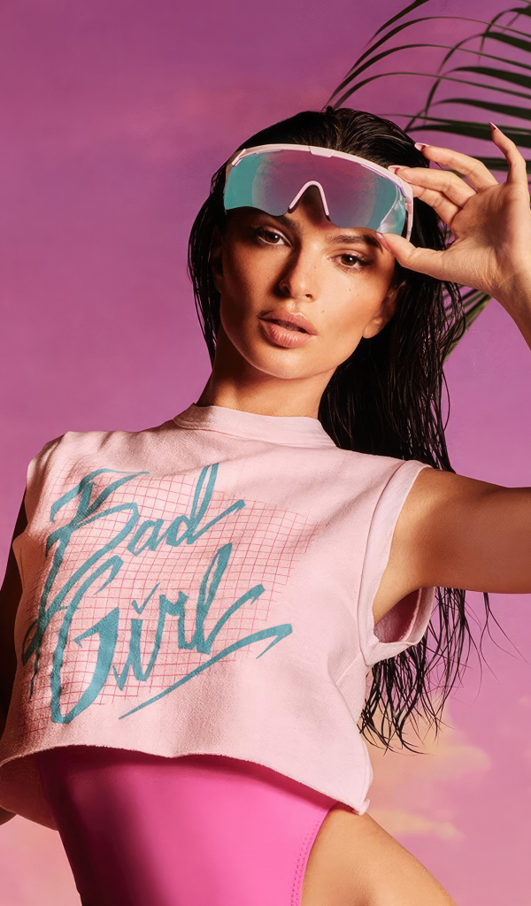 Американская модель Эмили Ратаковски на розовом фоне