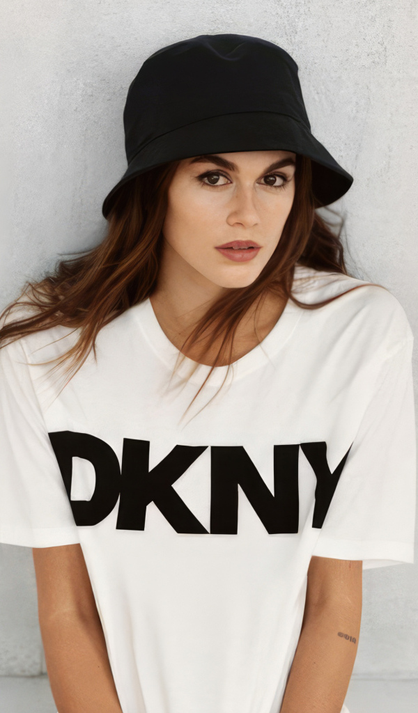 Американская модель Кайя Гербер в черной панаме у стены