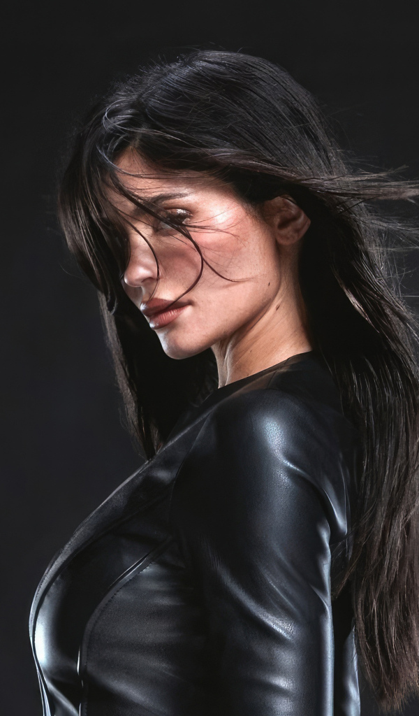 Американская модель Кайли Дженнер в черной куртке