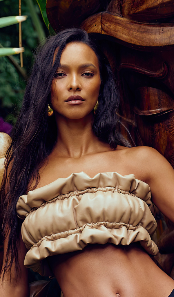 Красивая модель Лаис Рибейро стоит у статуи