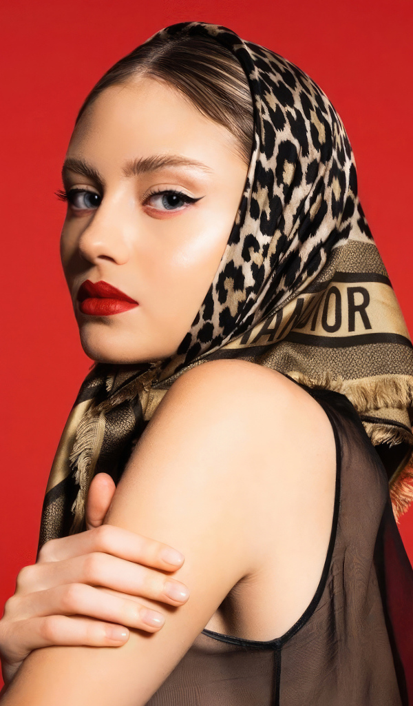 Красивая молодая девушка модель Лени Олуми Клум